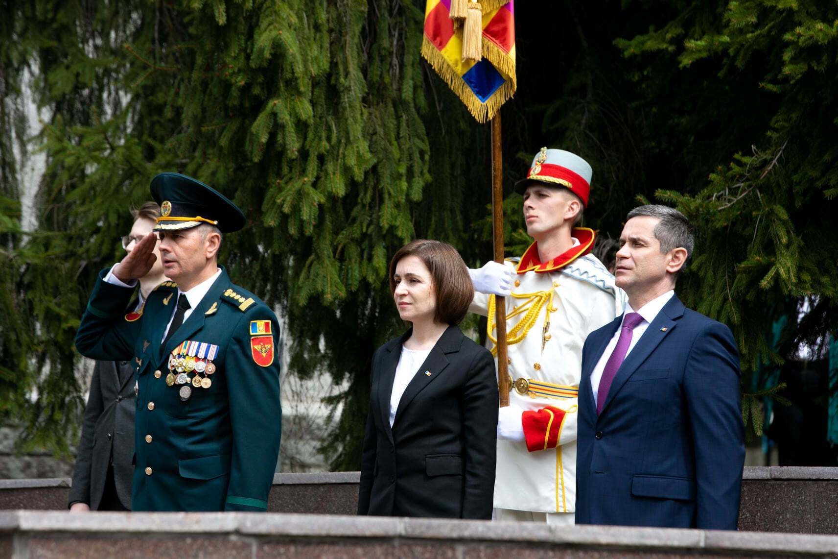 Майя Санду принимает военный парад