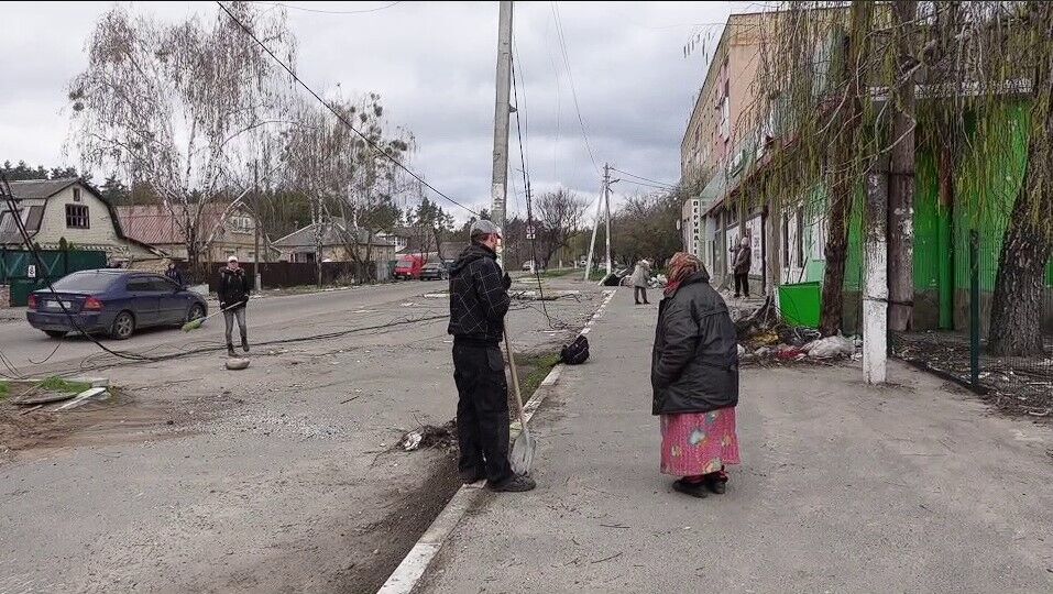 Люди приехали убирать улицы пригорода из разных городов Киевщины.