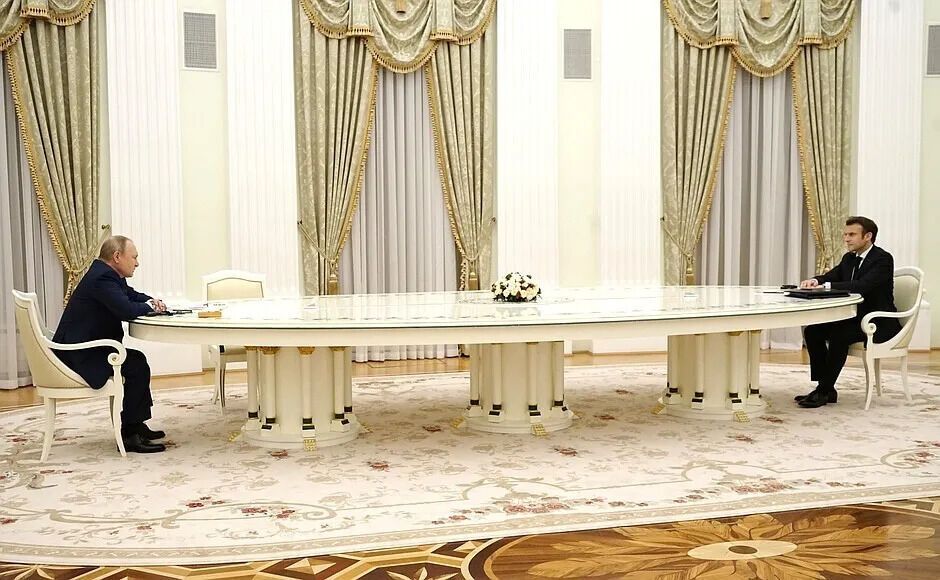 Президента Франции усадили за шестиметровый стол.