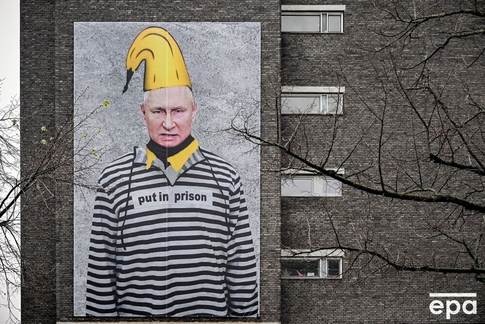 Владимир Путин в тюремной рубашке.