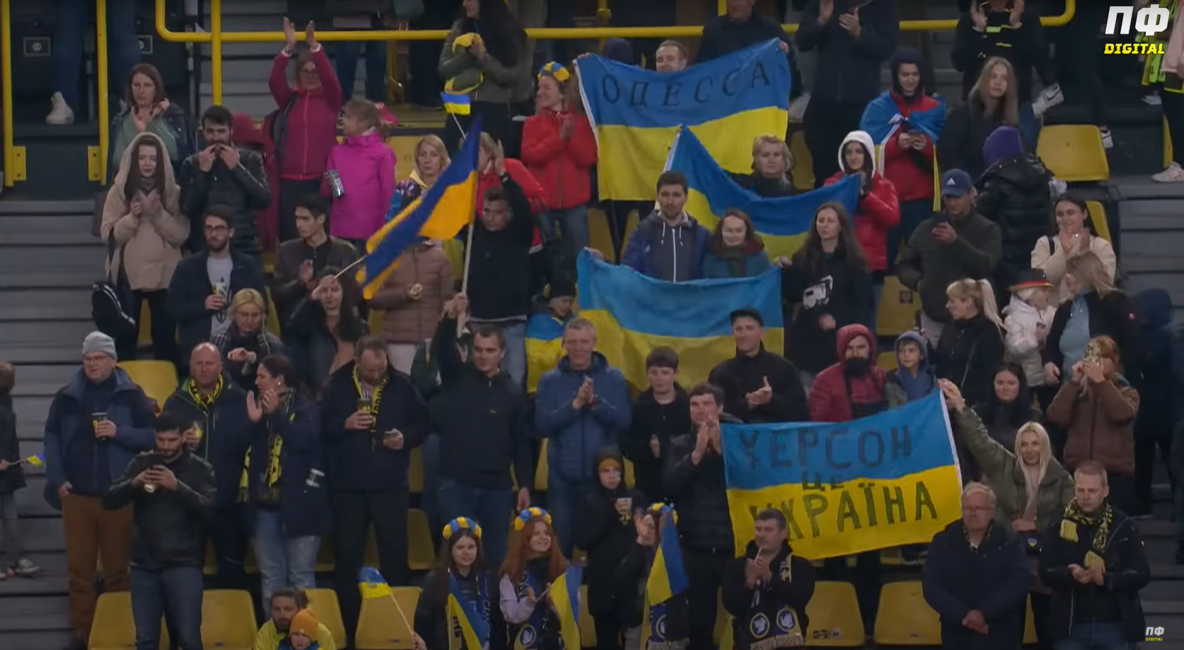Фанаты устроили овации футболистам "Динамо".