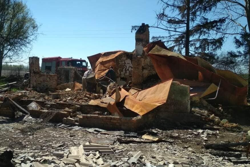 Зруйнований житловий будинок на Чернігівщині.