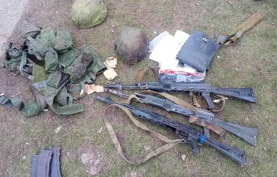 Остатки вещей оккупантов на разбитых украинскими воинами позициях врага