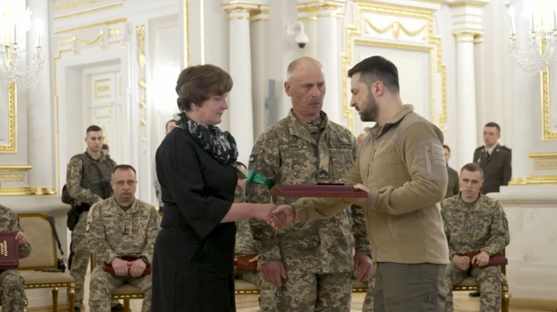 Награды Героев, погибших за Украину, получили их родственники.