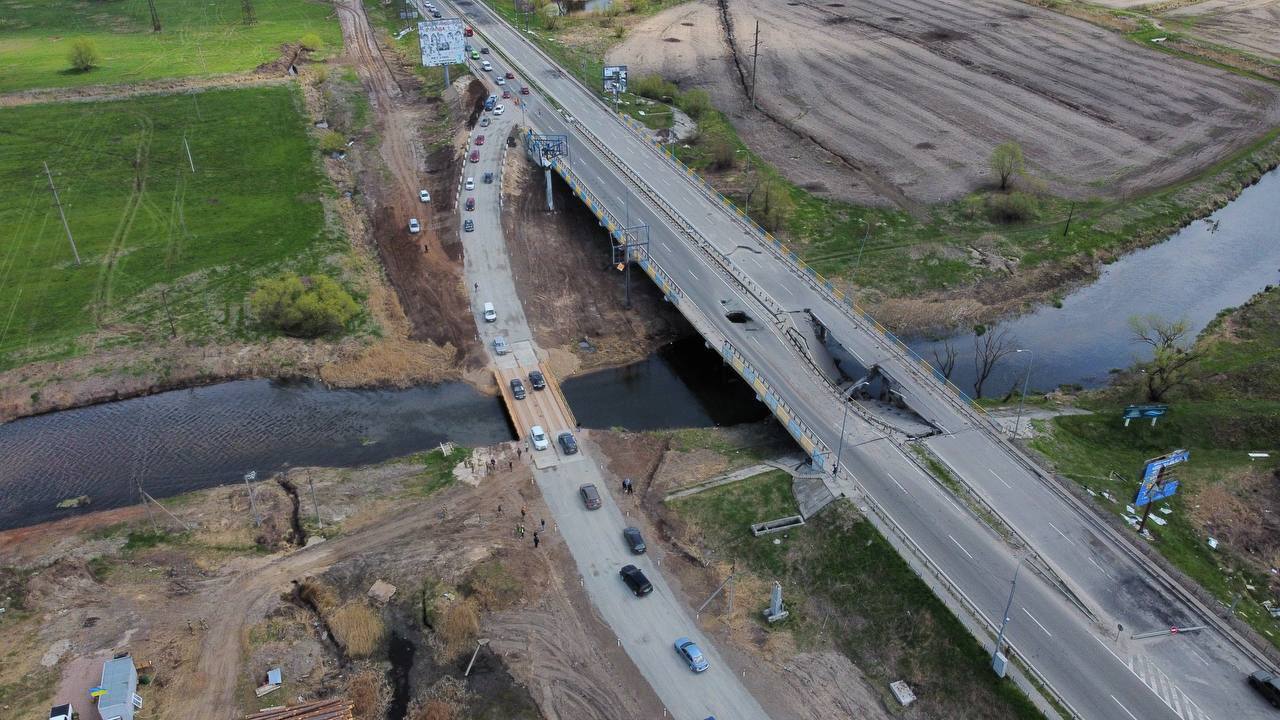 Рух транспорту масою понад 10 тонн шляхопроводом заборонено .