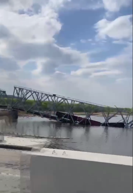 Мост взорвали вместе с вагонами