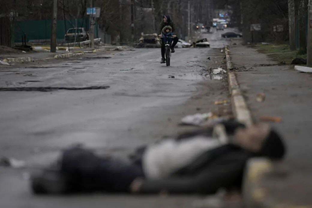 Тела убитых россиянами украинцев в Буче лежат прямо на земле