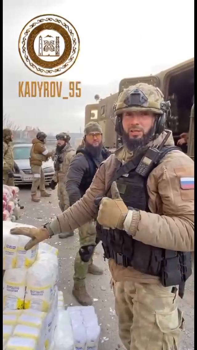 Чеченцы раздают гуманитарку.