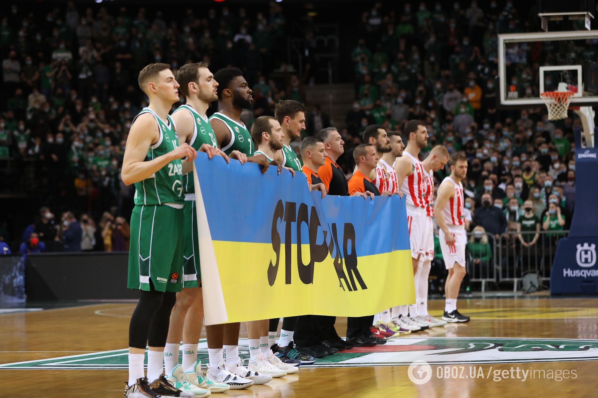Баскетболисты выступили против войны в Украине на матче Евролиги.