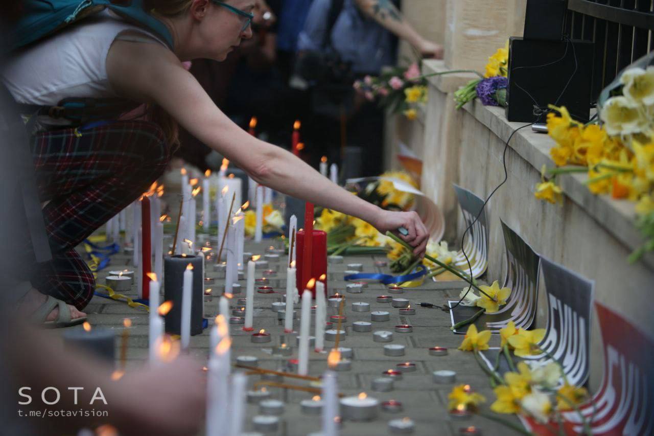 Люди масово несуть квіти та лампадки до посольства України.