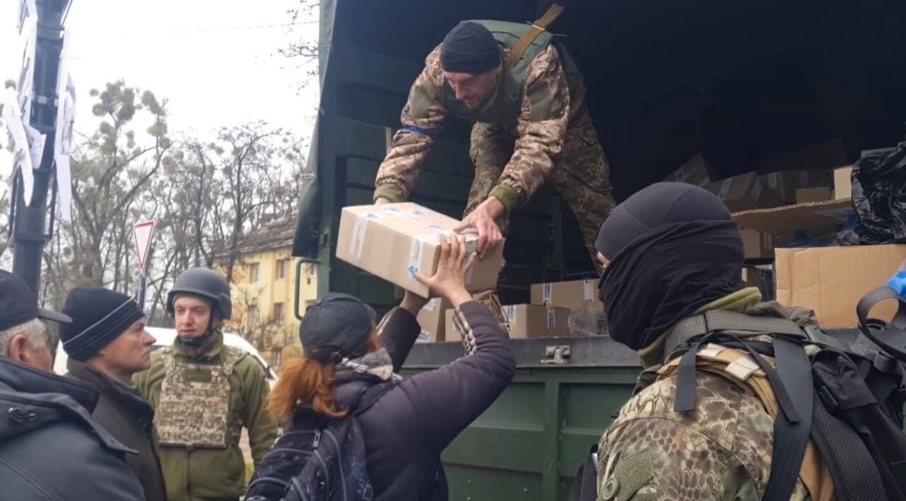 Бійці тероборони з Києва привезли людям у звільнену Бучу продукти харчування