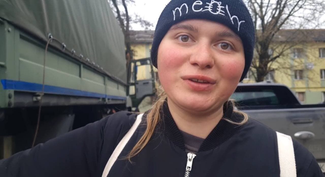 Бойцы терробороны из Киева привезли людям в освобожденную Бучу продукты питания