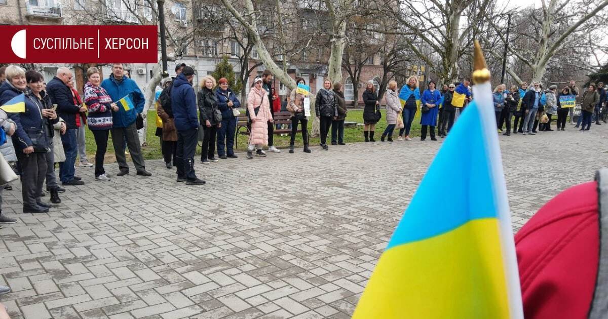 Люди снова вышли на митинг против российской оккупации