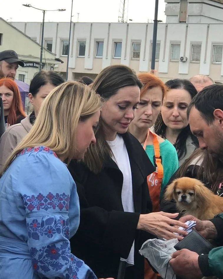 Чоловік довів Анджеліну Джолі до сліз у Львові