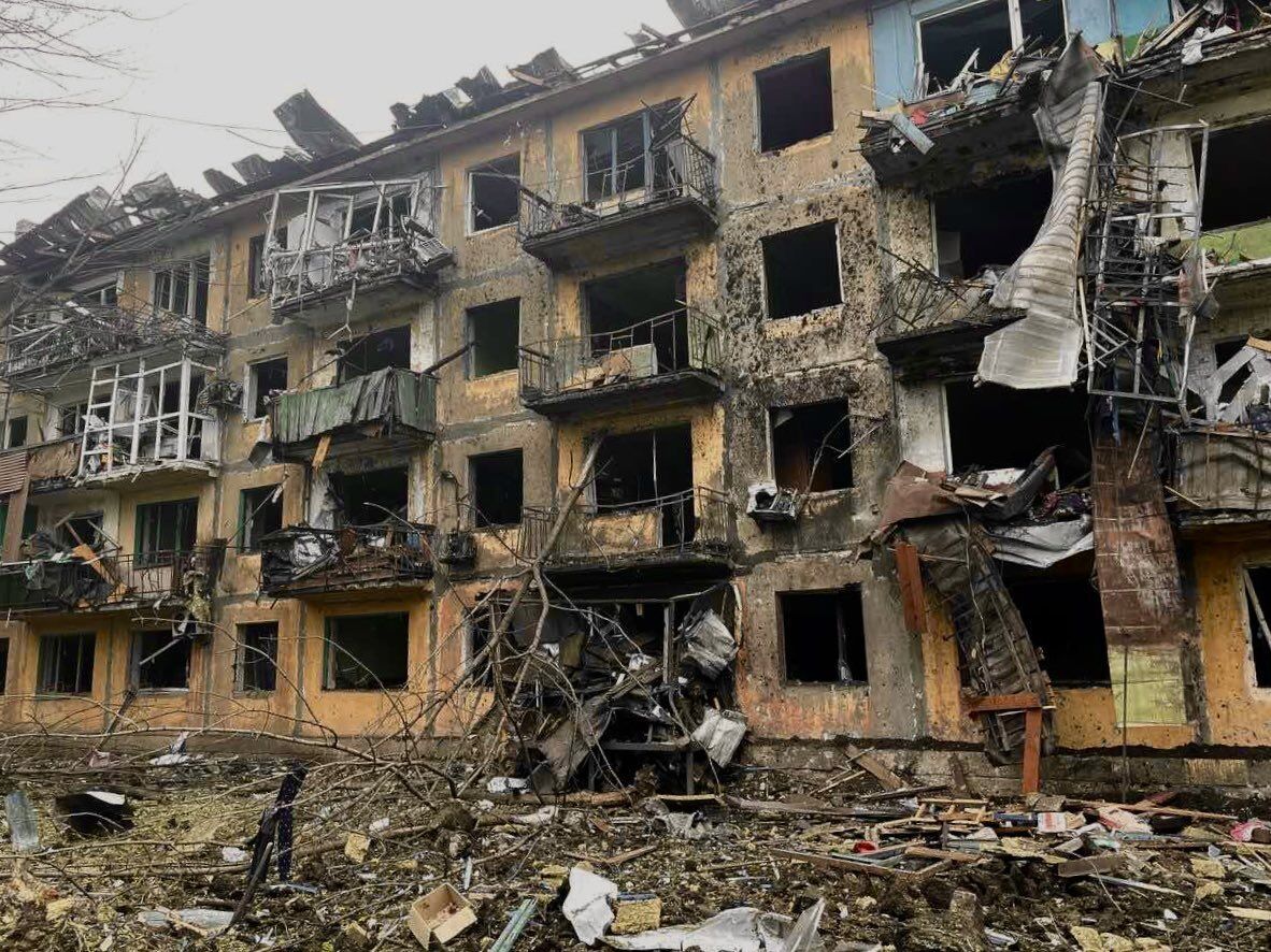 Зруйнований офіс Червоного Хреста.