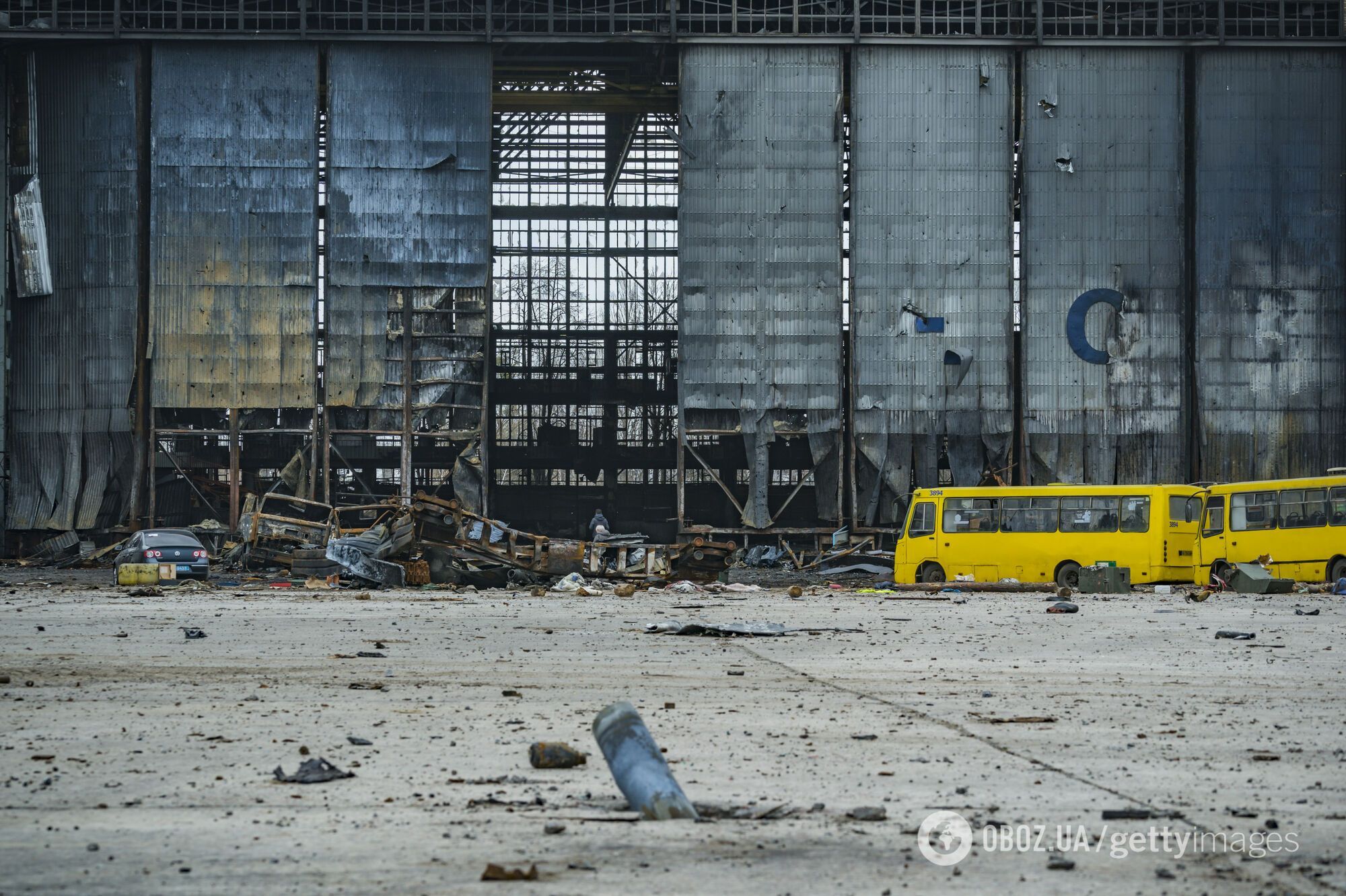 Последствия столкновения украинских защитников с оккупантами в аэропорту в Гостомеле