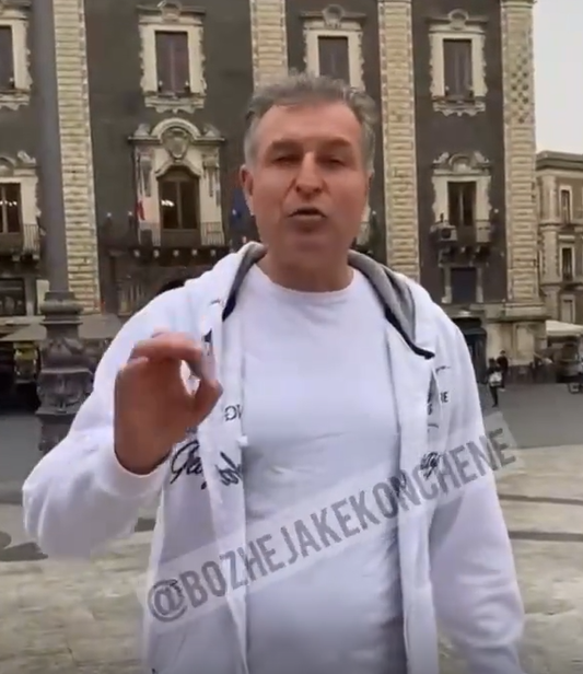 В Італії російськомовний чоловік ображає Україну.