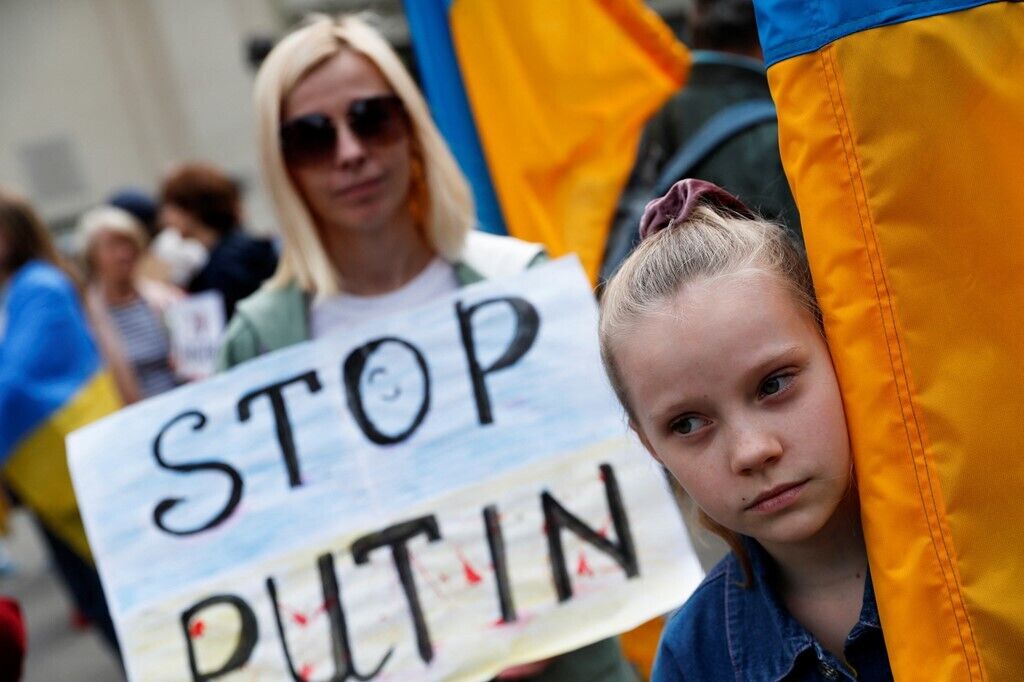 Мітингувальники закликали зупинити Путіна, який розв'язав війну в Україні.
