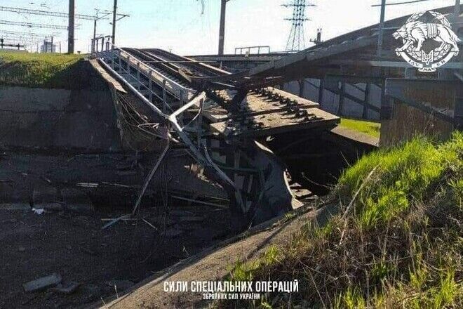 Взорванный мост в Мелитополе