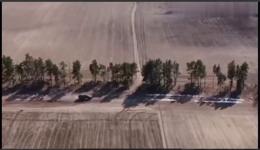 Российский военный грузовик подорвался на мине