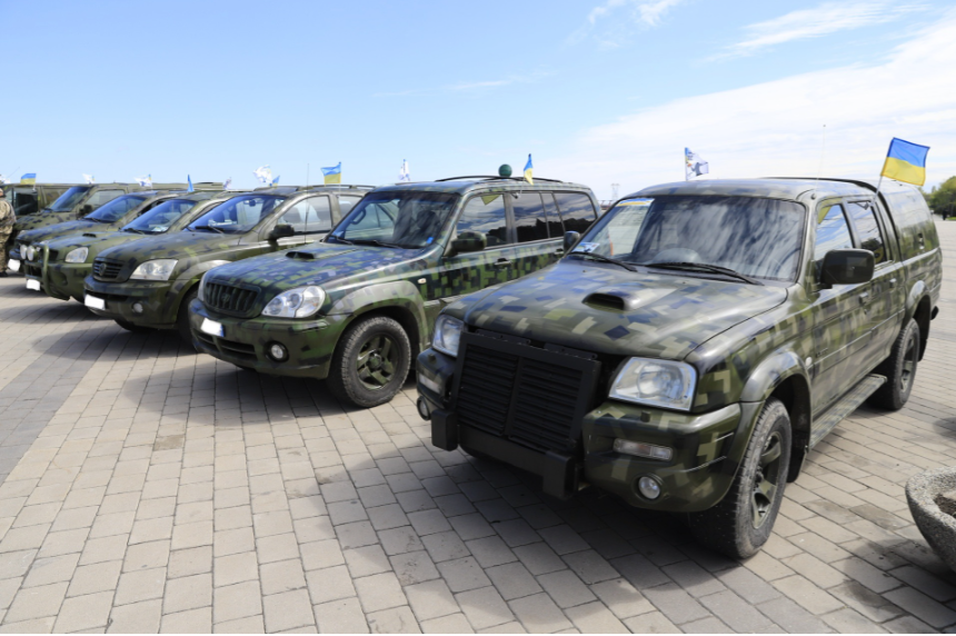 В Днепре ВСУ и терробороне передали 22 маневровых автомобиля. Почти все их приобрели на средства, собранные фондом ТАПС