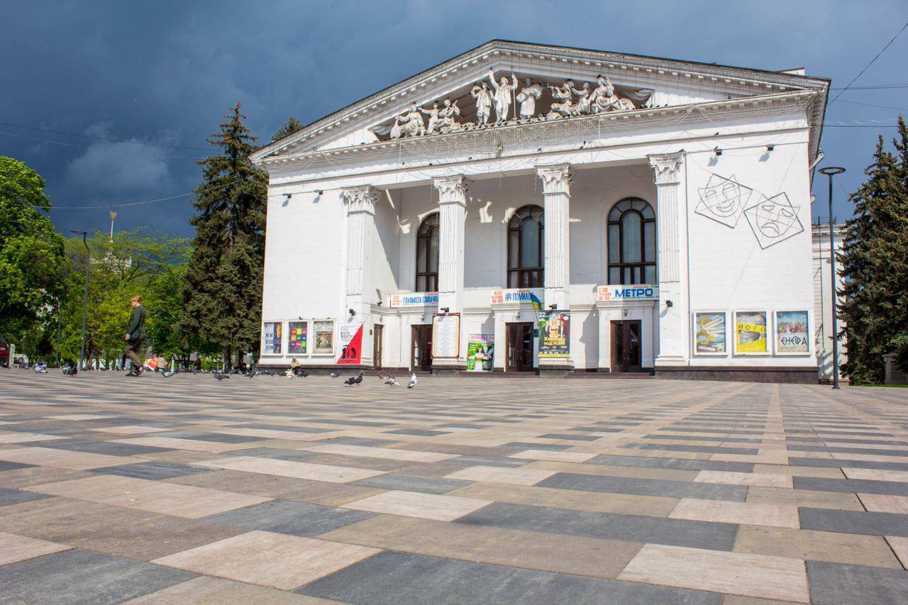 "Ніколи не буде прощення": у мережі показали фото драмтеатру Маріуполя до та після початку війни