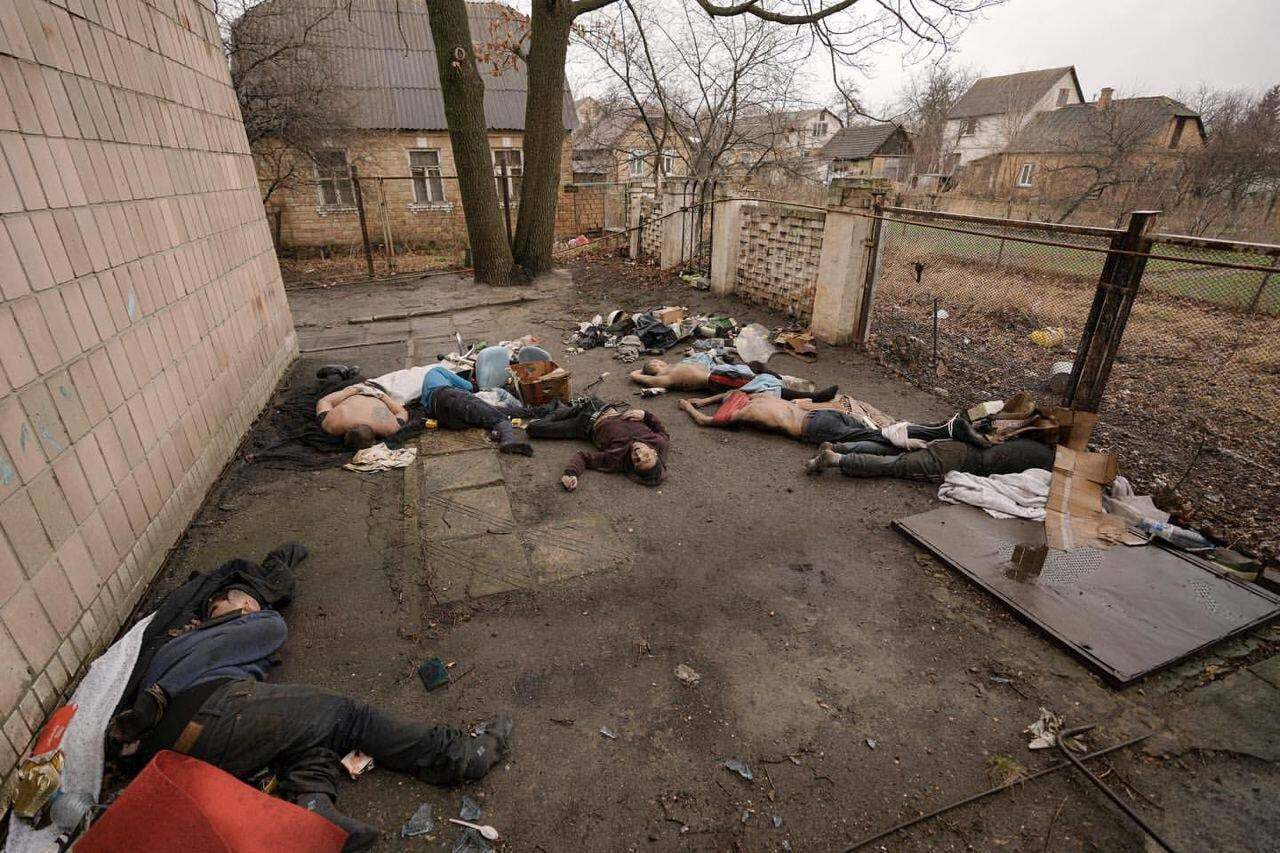 В сети показали фото тел замученных в Буче украинцев
