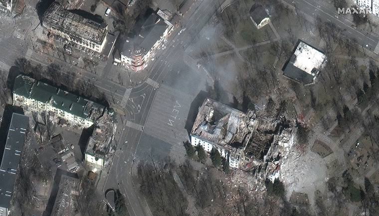 Російські окупанти скинули бомби прямо на театр, знаючи, що всередині знаходяться мирні маріупольці