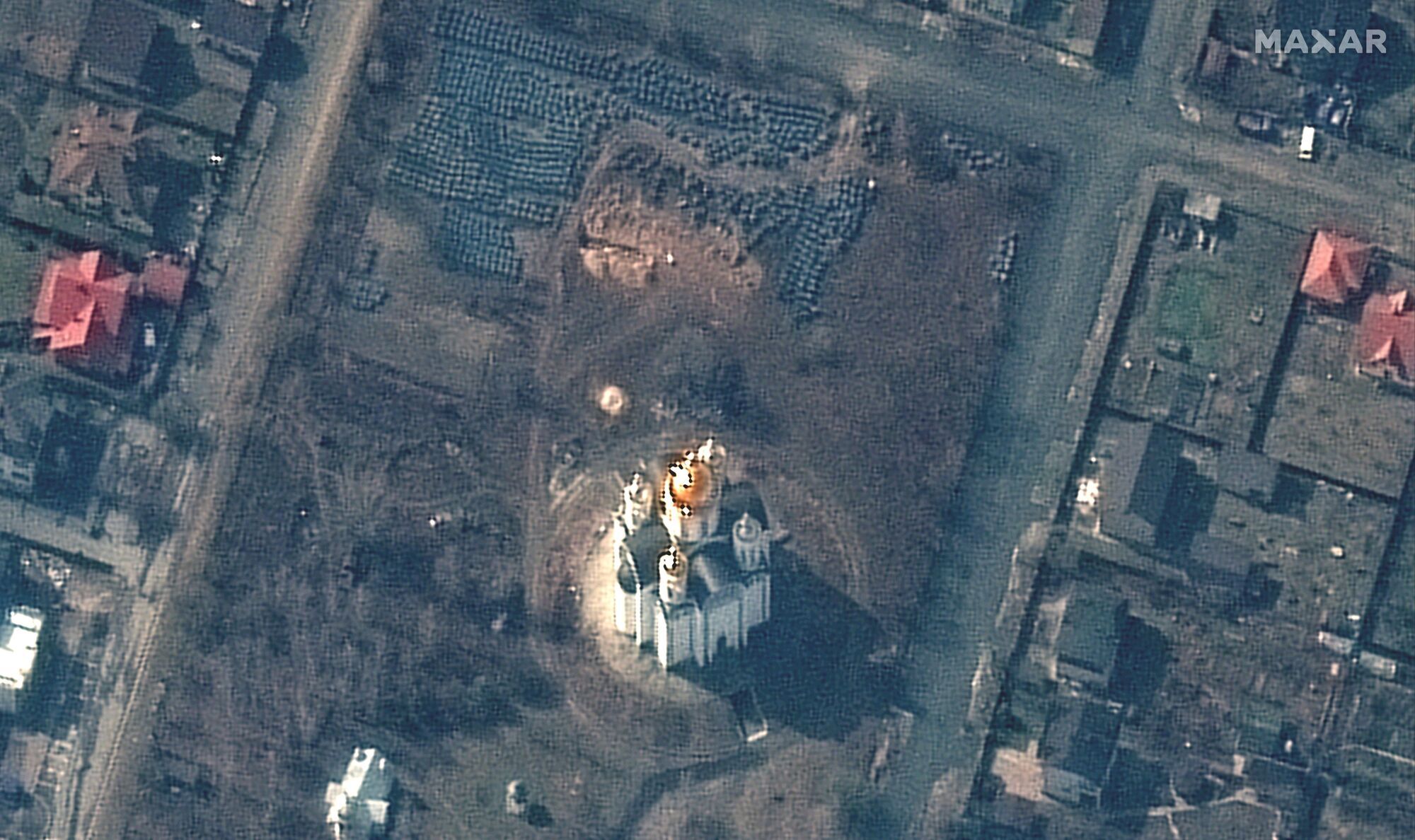 На спутниковом снимке от 31 марта видно место захоронения с траншеей длиной примерно 13,7 метра