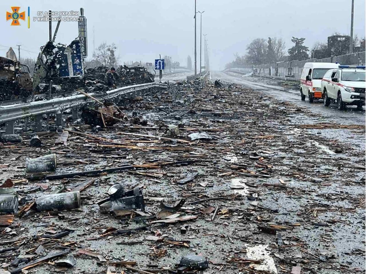 Одна из трасс на Киевщине после боев.