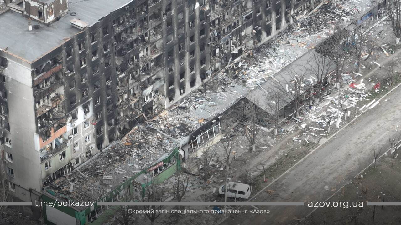 Знищений військами РФ багатоповерховий житловий будинок у Маріуполі