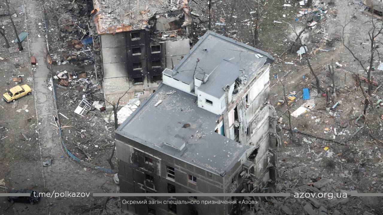Сожженная из-за обстрелов оккупантами многоэтажка в Мариуполе