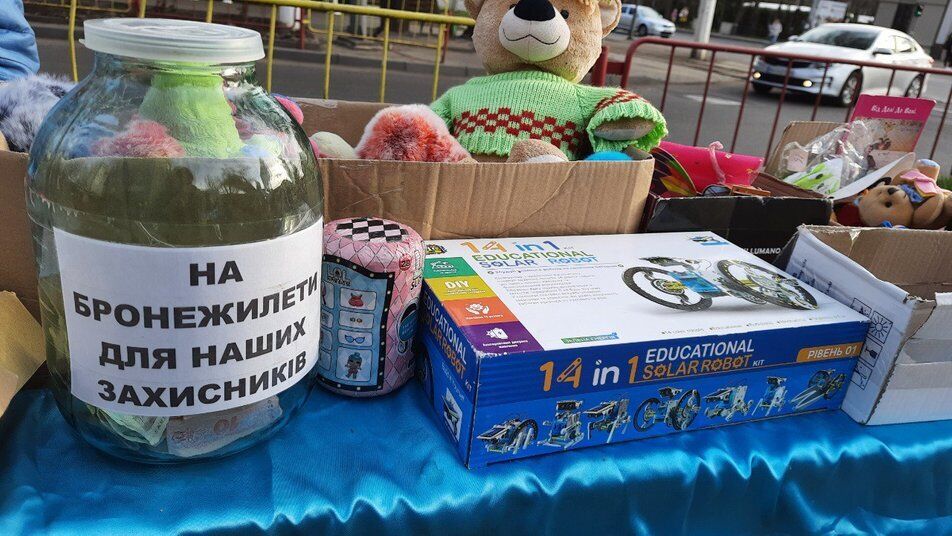 Дети продают игрушки, чтобы купить бронежилет для украинских защитников