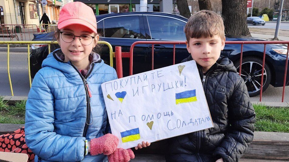 Діти-волонтери збирають гроші для українських військових та переселенців