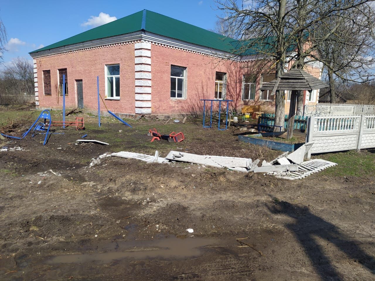 Окупанти зруйнували дитячий майданчик на Чернігівщині.