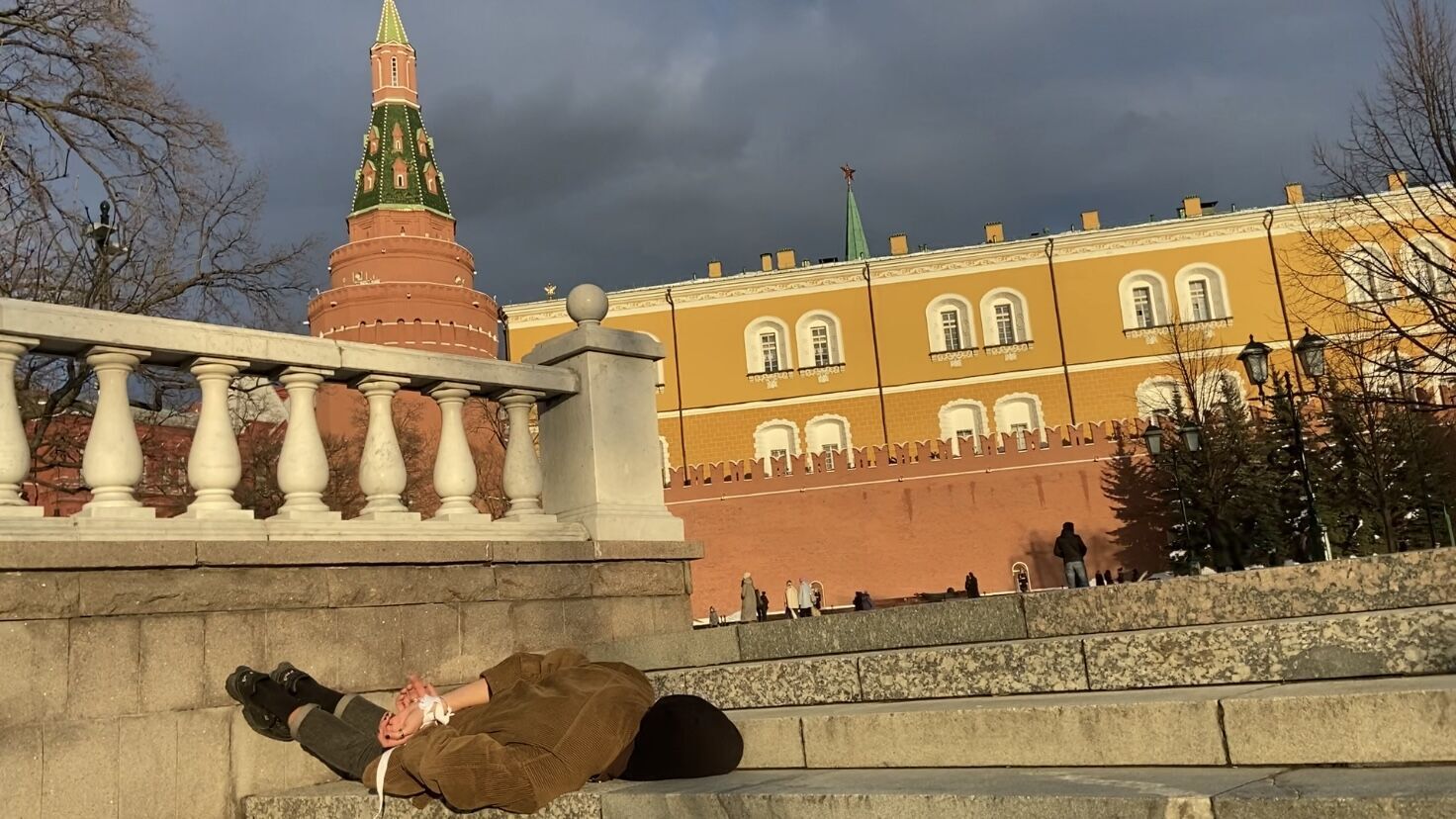 В Москве человек с завязанными руками и мешком на голове устроил одиночную акцию, чтобы донести правду о зверствах в Буче. Фото