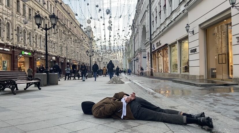 В Москве человек с завязанными руками и мешком на голове устроил одиночную акцию, чтобы донести правду о зверствах в Буче. Фото