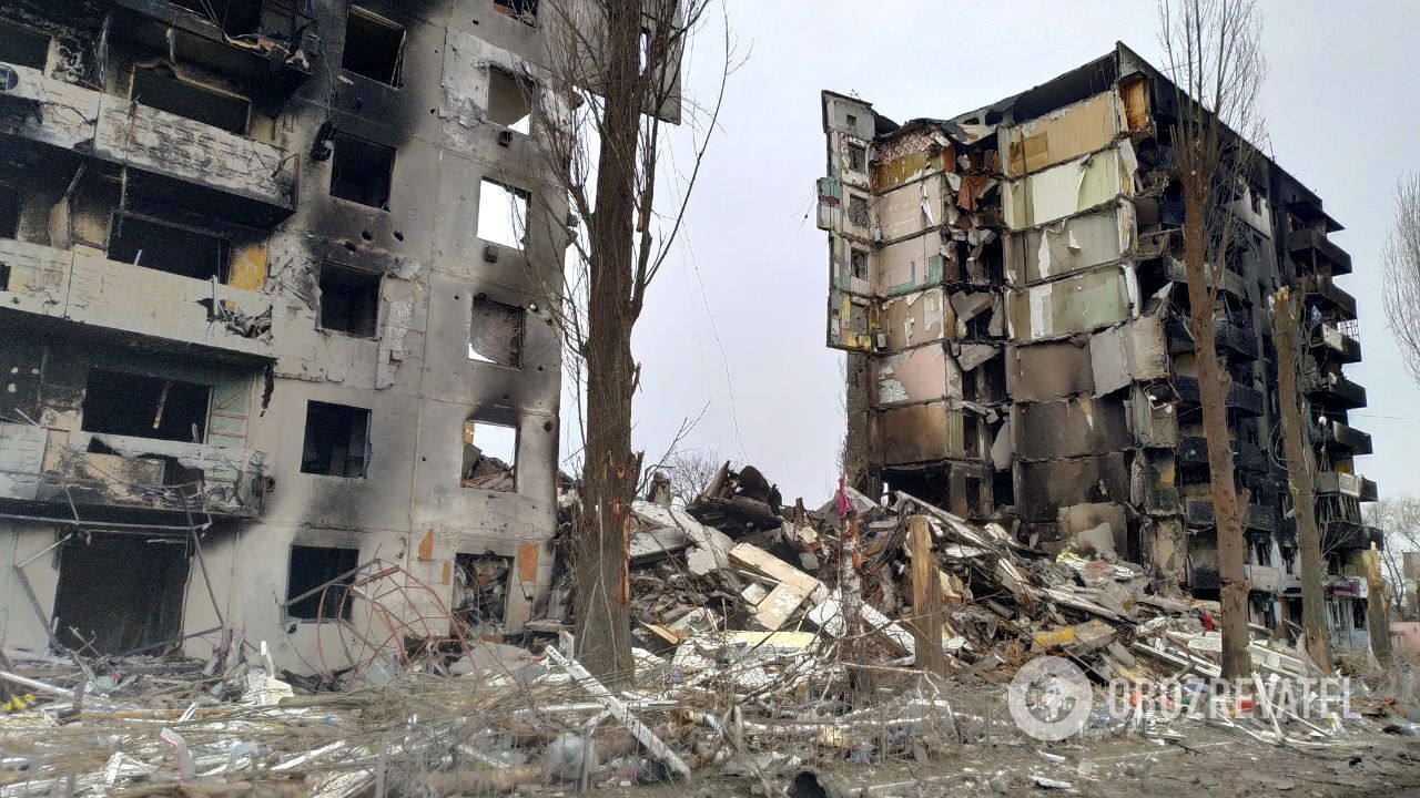 Дуже сильно постраждали багатоповерхові будинки, деякі повністю знищені.