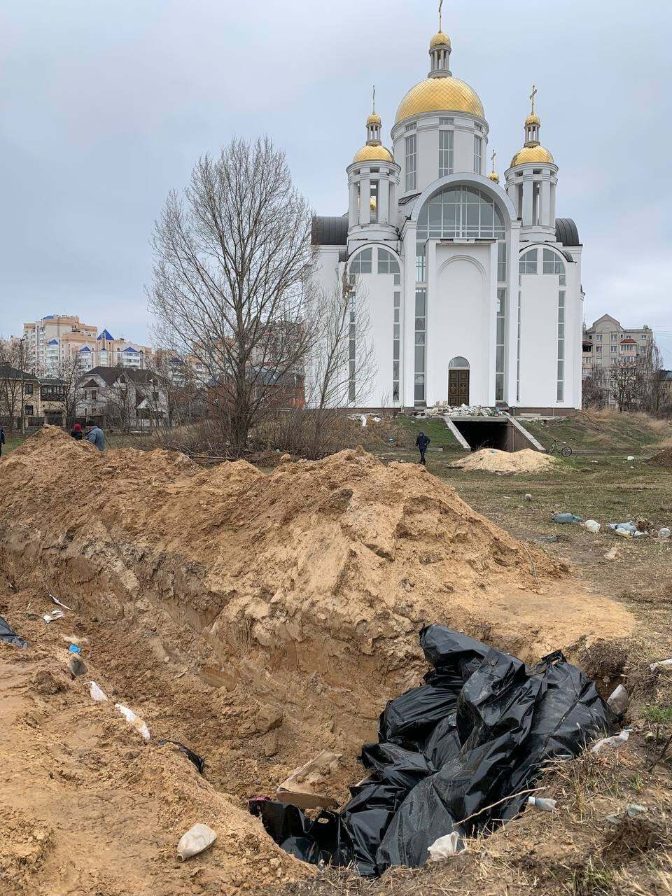 Людей хоронили во дворах