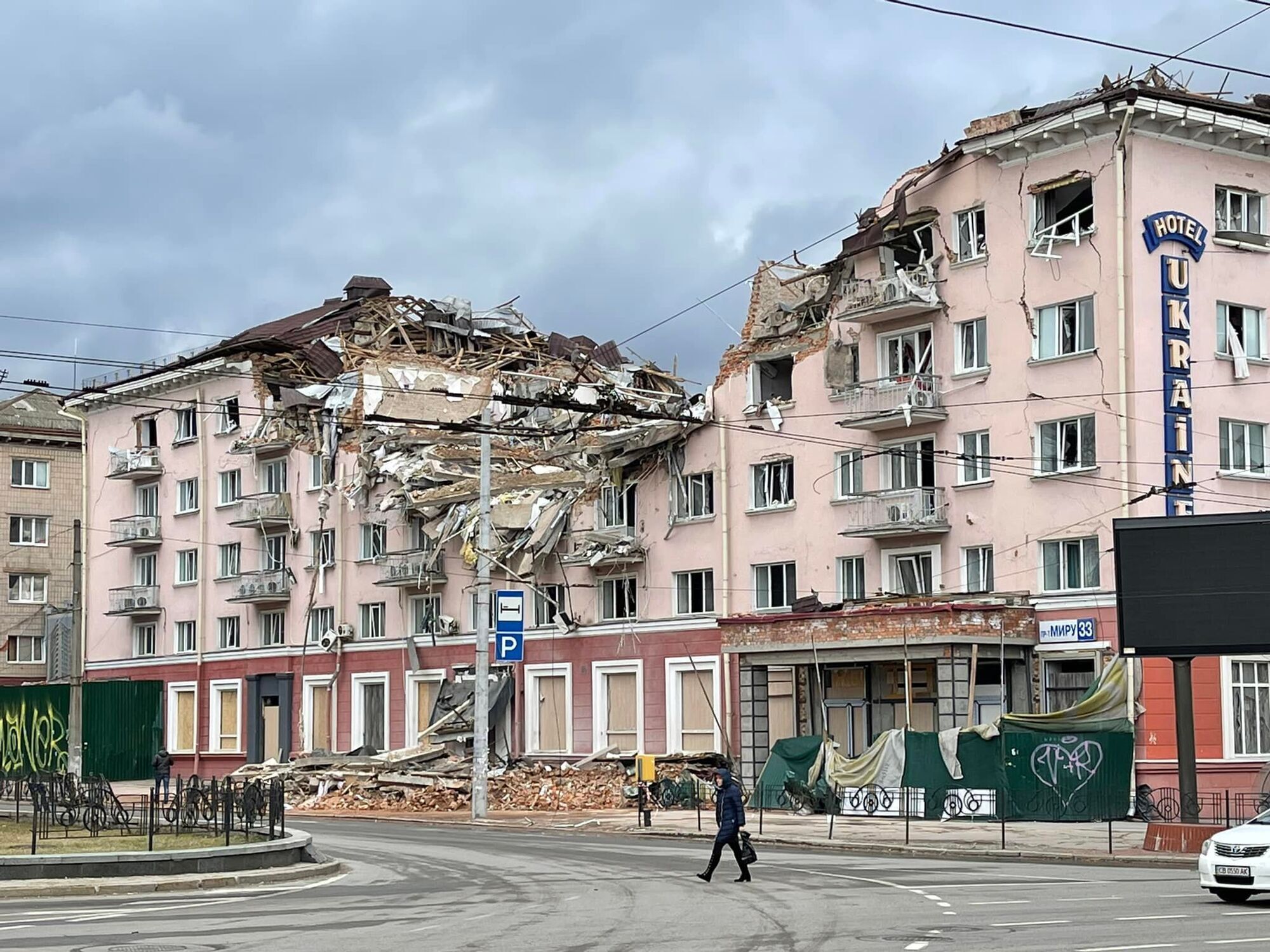 Пошкоджено сотні будівель.
