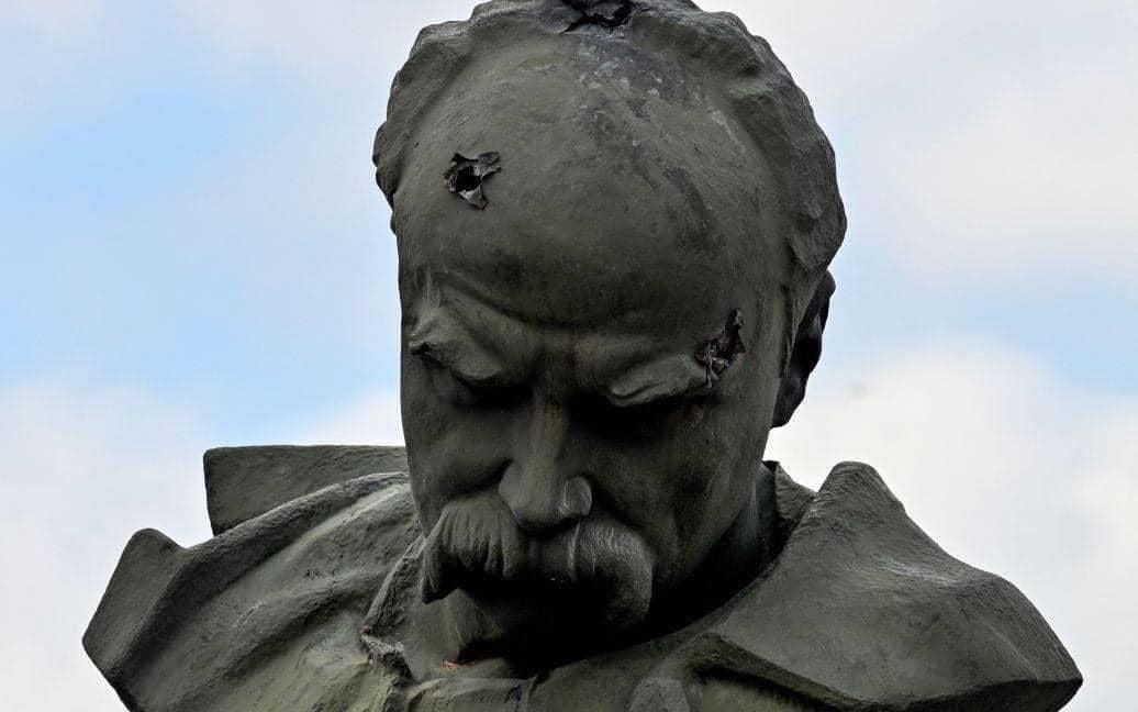Російські окупанти обстріляли пам'ятник Шевченку