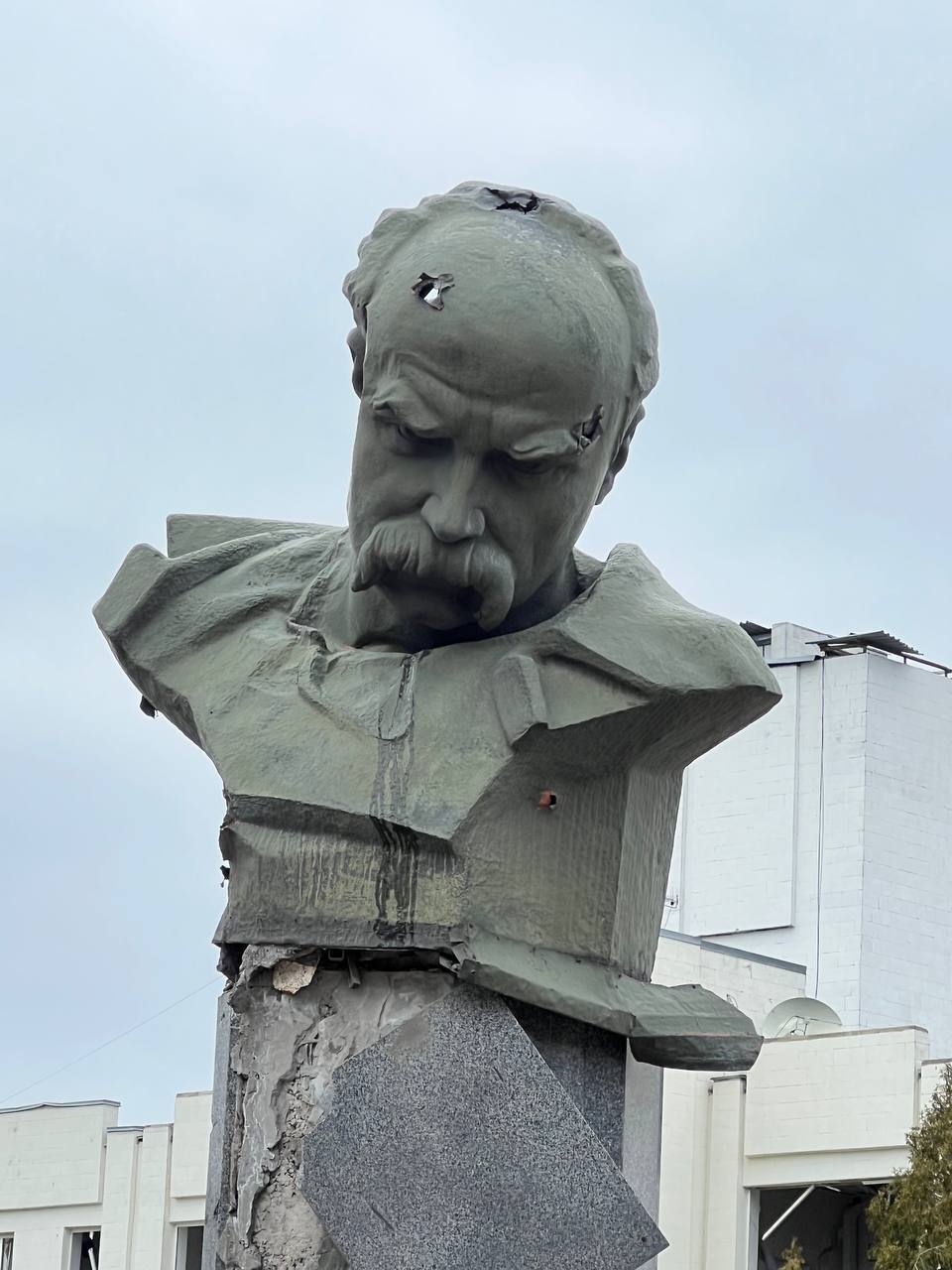 У Бородянці обстріляли пам'ятник Шевченку