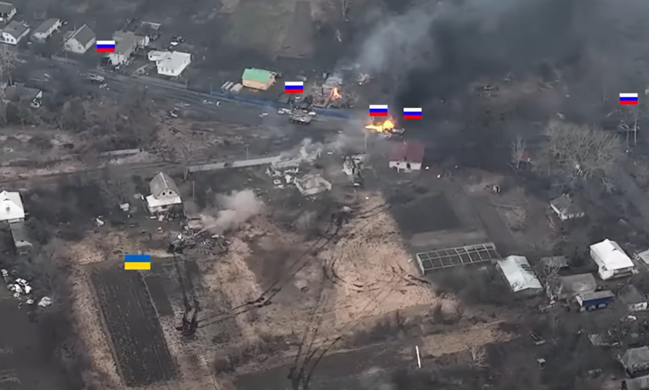 Український танк вступив у бій із ворожою колоною.