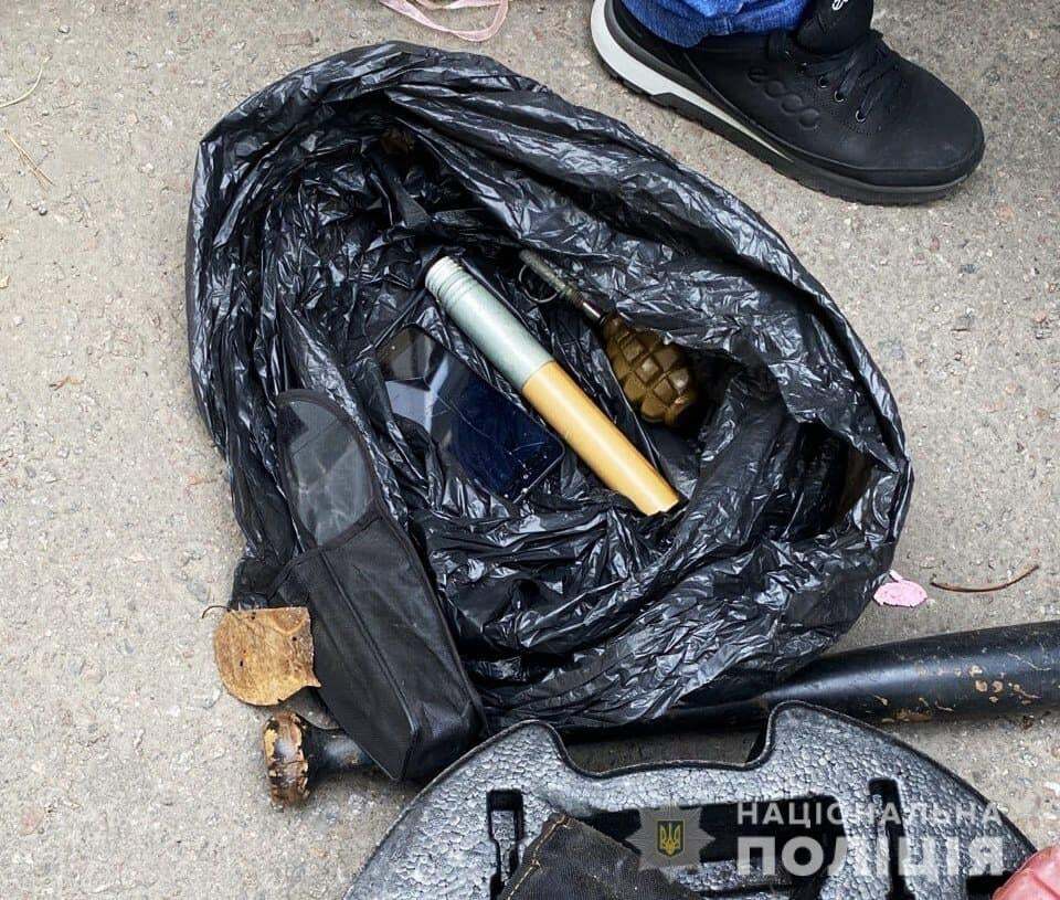 При обыске у предателя Украины нашли гранату и сигнальную ракету