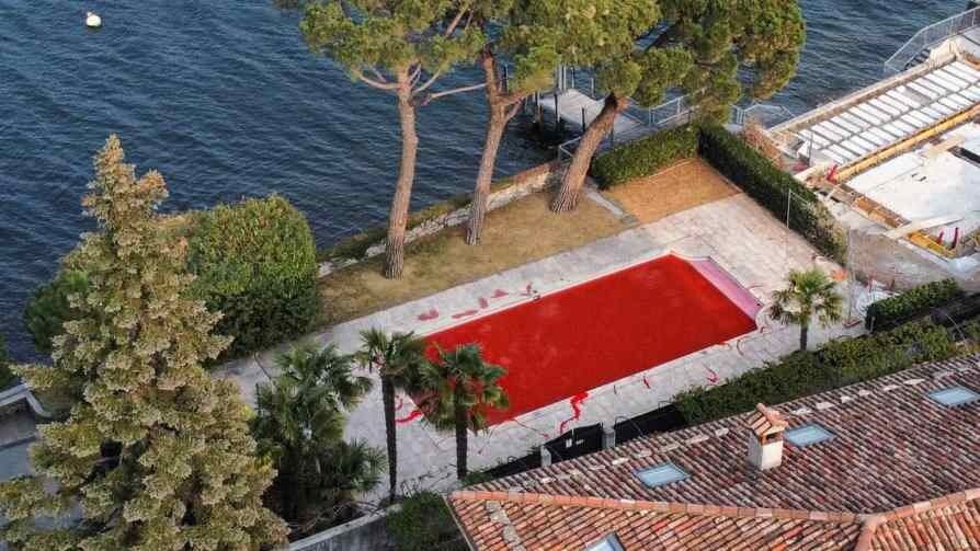 Бассейн возле дома пропагандиста окрасился в кроваво-алый цвет