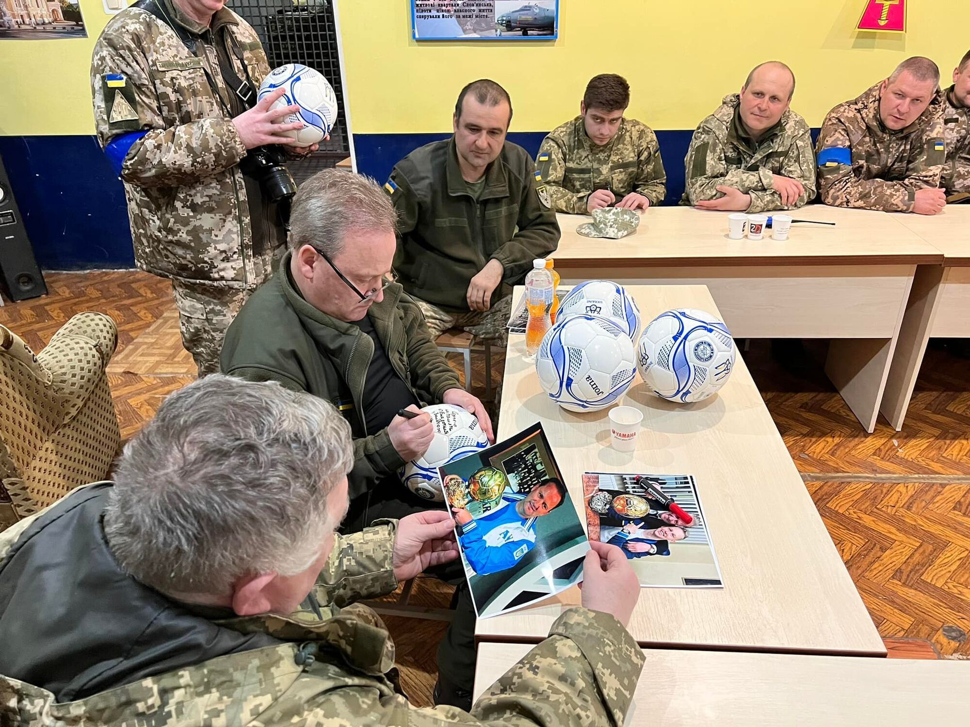 Игорь Беланов (в центре) поддержал воинов ВСУ.