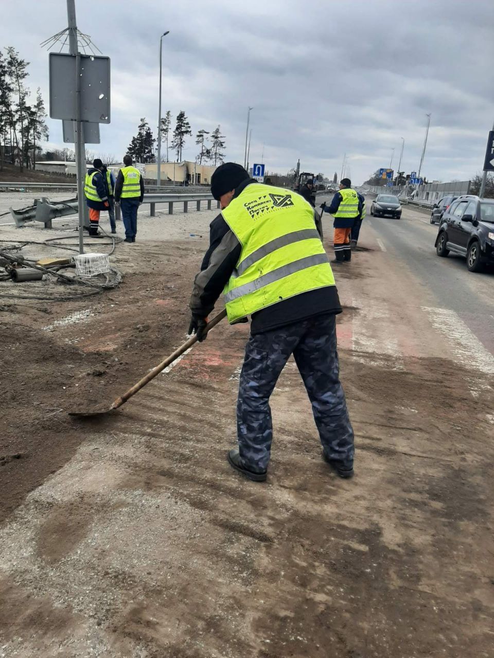 На Київщині розчистили 29 км траси "Київ – Чоп", на річці Ірпінь будують тимчасову переправу. Фото