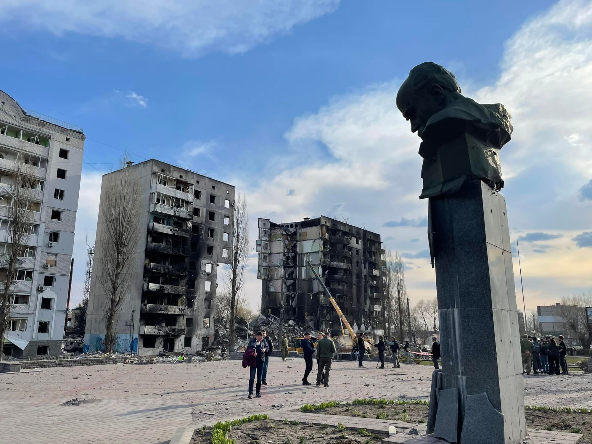 Памятник Т. Шевченко со следами от снаряда