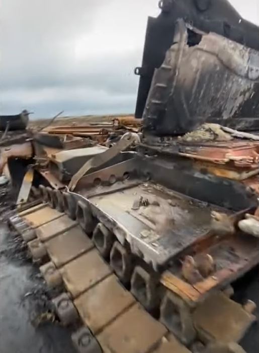 Танк окупантів після атаки українських військових перетворився на металобрухт