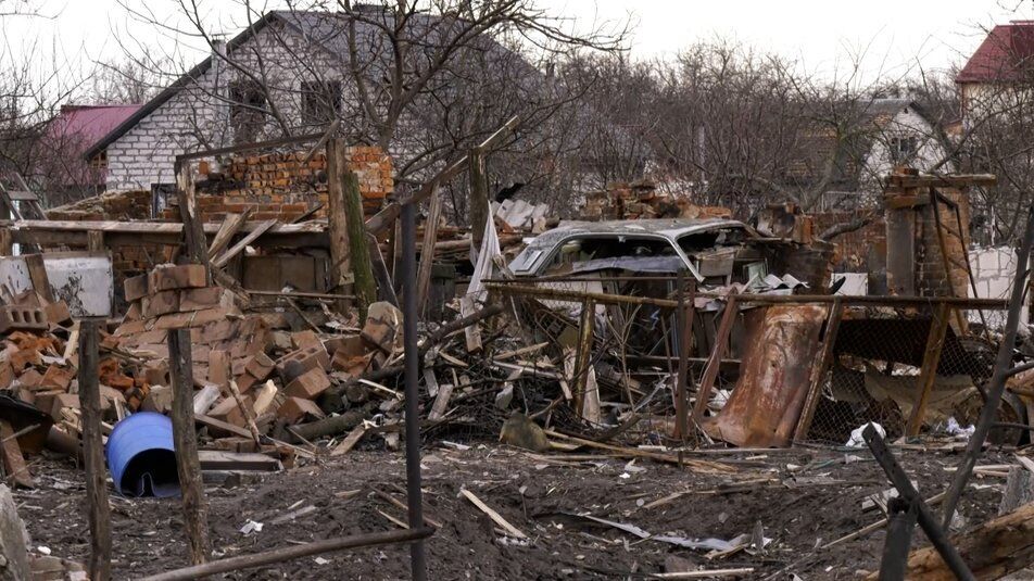 Автомобили сгорели во дворах.